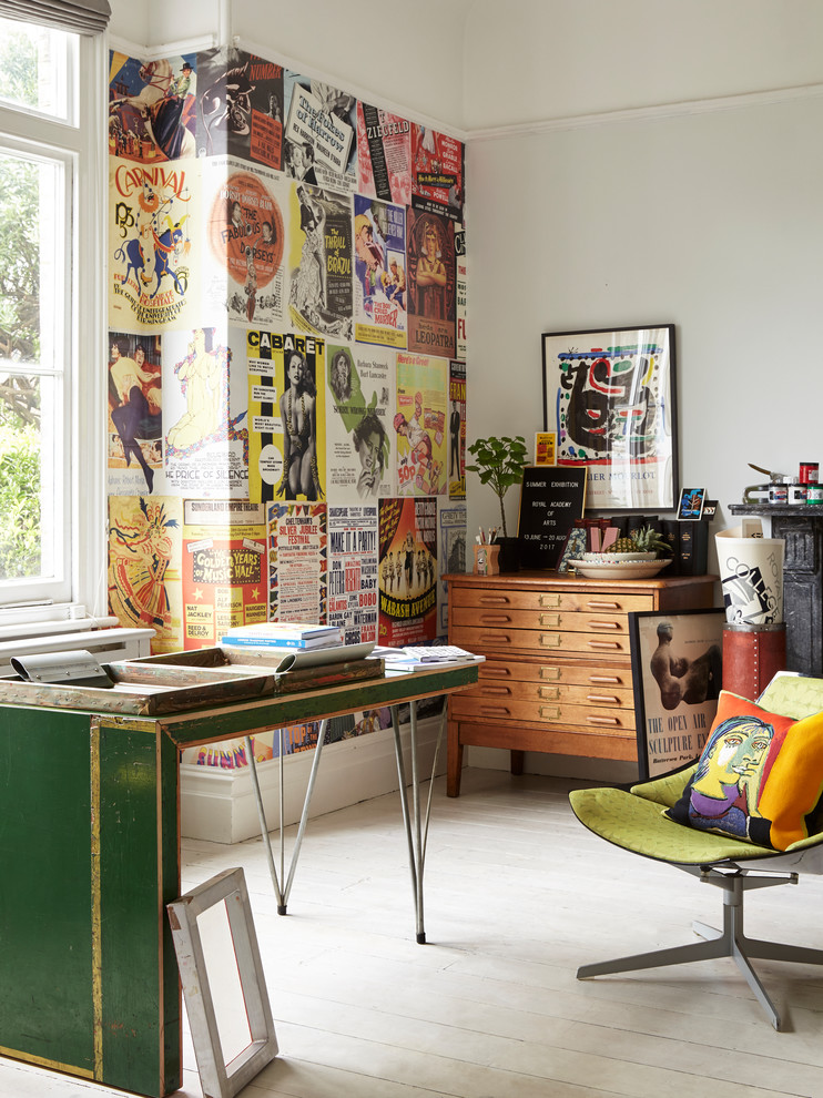 Eklektisches Arbeitszimmer mit Studio, bunten Wänden, weißem Boden, gebeiztem Holzboden und freistehendem Schreibtisch in London