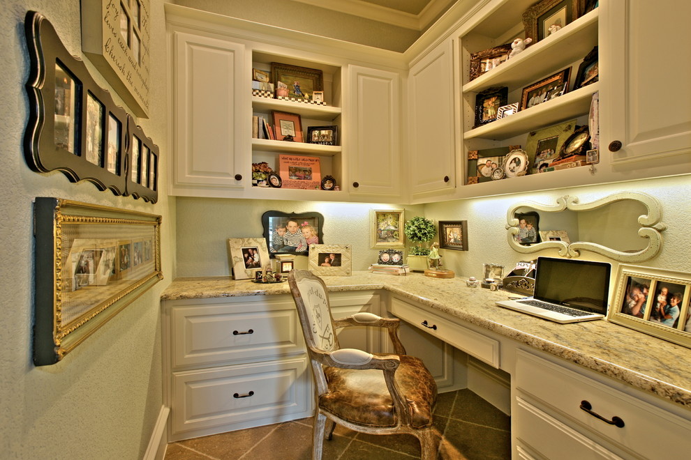 Foto di un piccolo ufficio classico con pareti beige, pavimento con piastrelle in ceramica e scrivania incassata