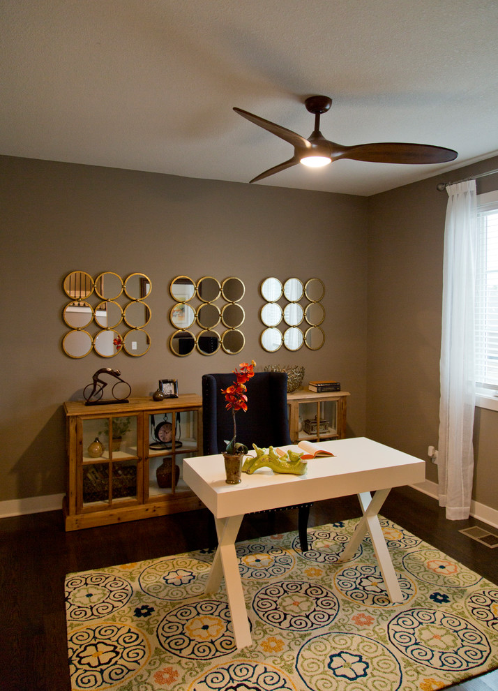 Idee per uno studio boho chic di medie dimensioni con pareti beige, parquet scuro, scrivania autoportante e pavimento marrone