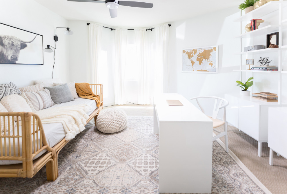 Imagen de despacho de estilo de casa de campo de tamaño medio con paredes blancas, moqueta, escritorio independiente y suelo beige
