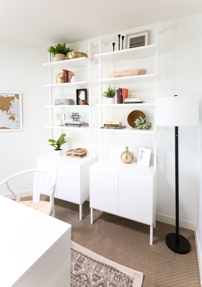 Idée de décoration pour un bureau champêtre de taille moyenne avec une bibliothèque ou un coin lecture, un mur blanc, moquette, un bureau indépendant et un sol beige.