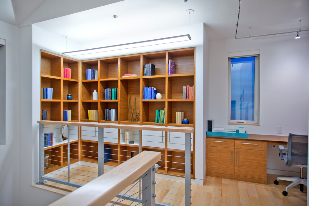 Modelo de despacho actual de tamaño medio con paredes blancas, suelo de madera clara y escritorio empotrado