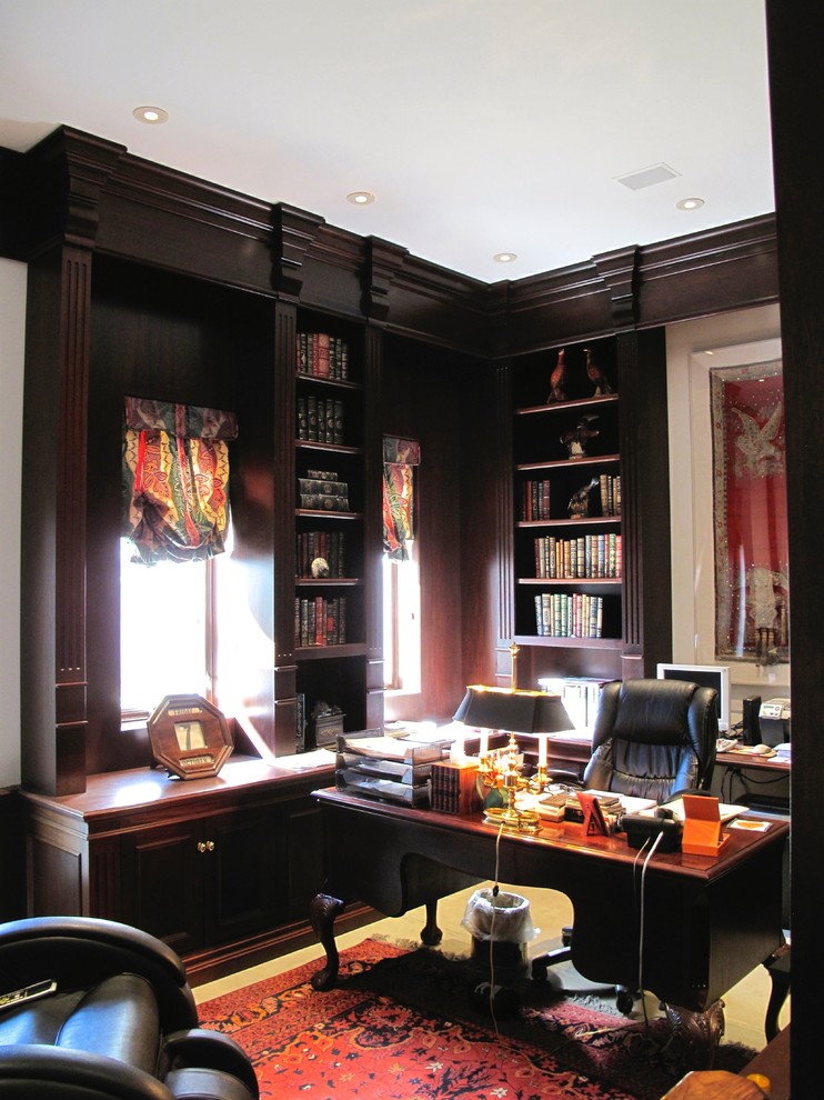 Exempel på ett mellanstort klassiskt arbetsrum, med ett bibliotek, bruna väggar, klinkergolv i keramik, ett inbyggt skrivbord och beiget golv
