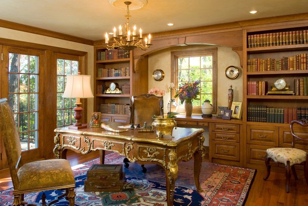 Cette image montre un bureau victorien de taille moyenne avec un mur beige, un sol en bois brun et un bureau indépendant.