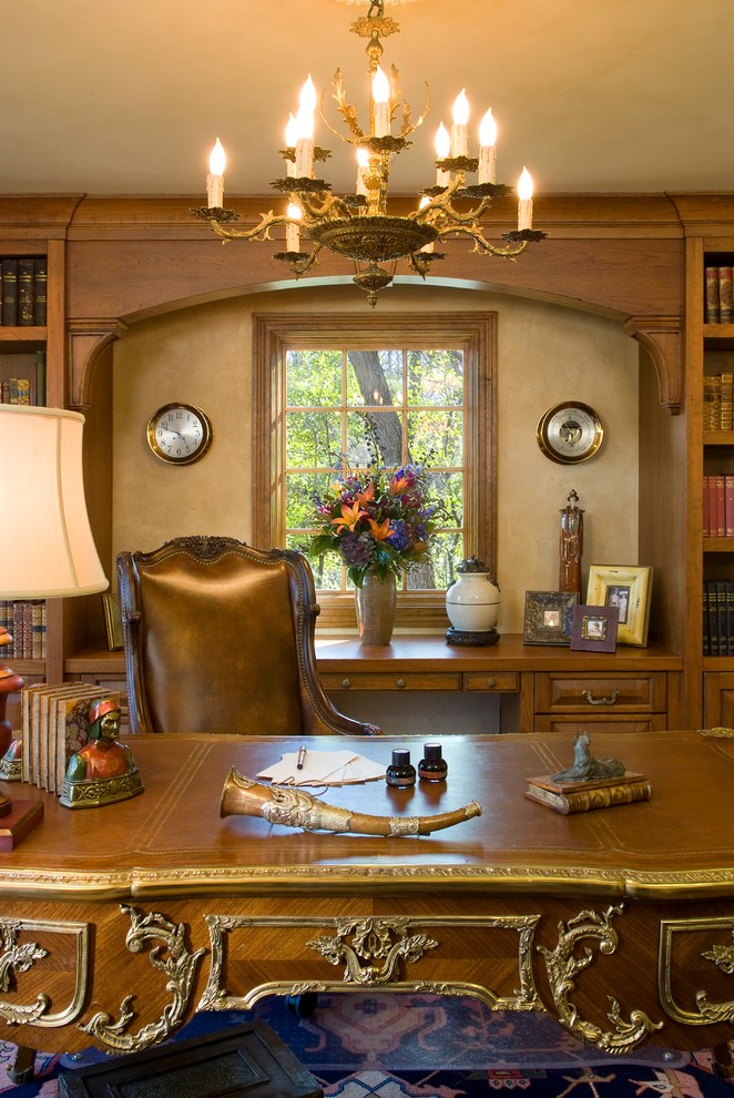 Inspiration pour un bureau victorien de taille moyenne avec un mur beige, un sol en bois brun, une cheminée standard, un manteau de cheminée en pierre et un bureau indépendant.