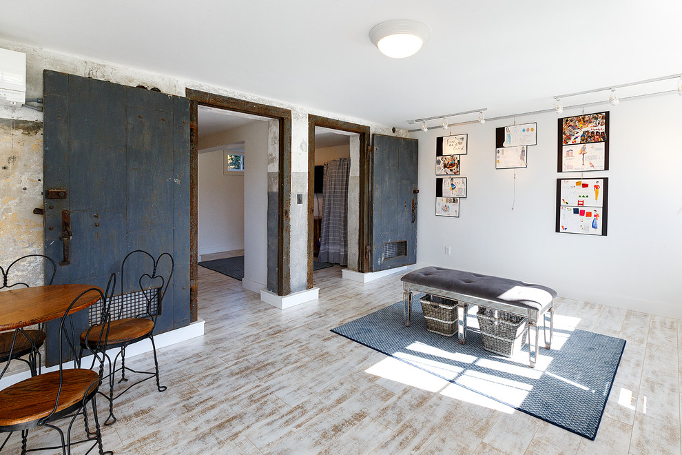 Idee per un grande atelier country con pareti bianche, pavimento in legno verniciato, nessun camino, scrivania autoportante e pavimento bianco