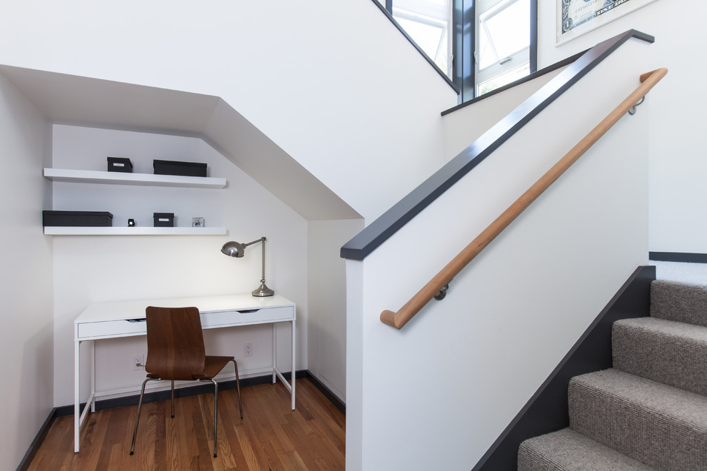Kleines Modernes Arbeitszimmer mit weißer Wandfarbe, braunem Holzboden und freistehendem Schreibtisch in Portland