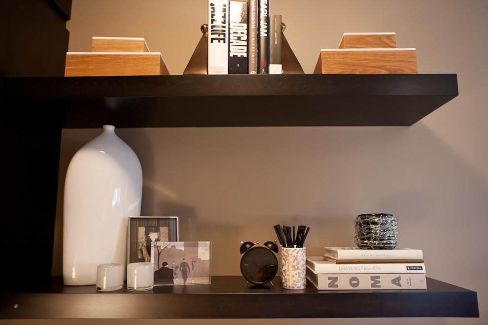 Exemple d'un petit bureau tendance avec un mur marron, un sol en bois brun, une cheminée standard, un manteau de cheminée en carrelage et un bureau intégré.
