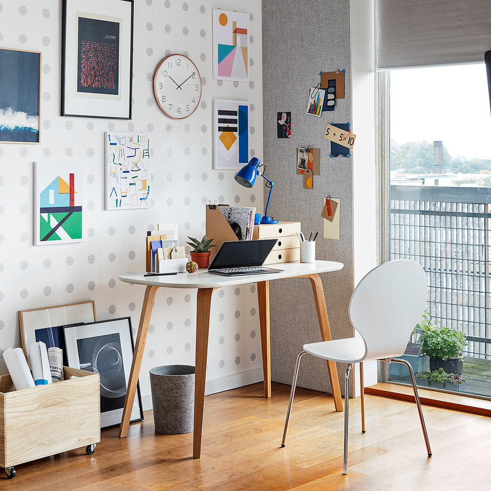 Inspiration för eklektiska arbetsrum, med vita väggar, mellanmörkt trägolv och ett fristående skrivbord