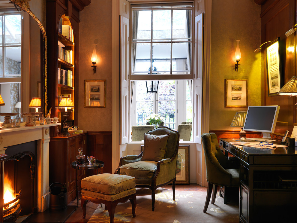 ロンドンにあるトラディショナルスタイルのおしゃれなホームオフィス・書斎の写真
