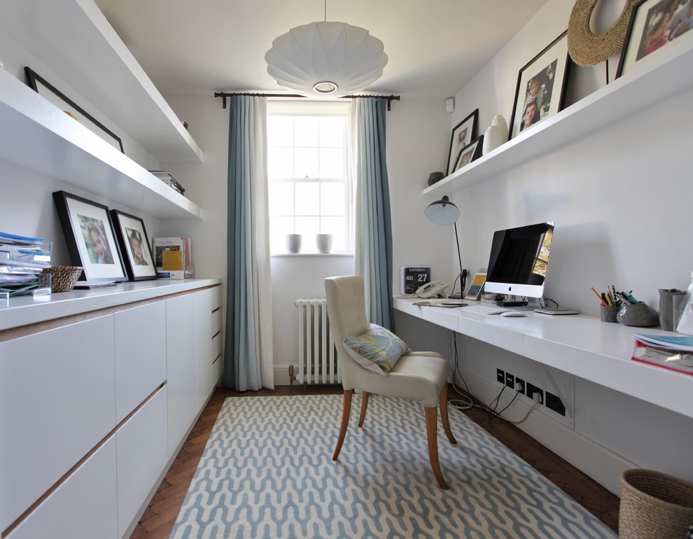 Modelo de despacho tradicional renovado sin chimenea con paredes blancas y escritorio empotrado