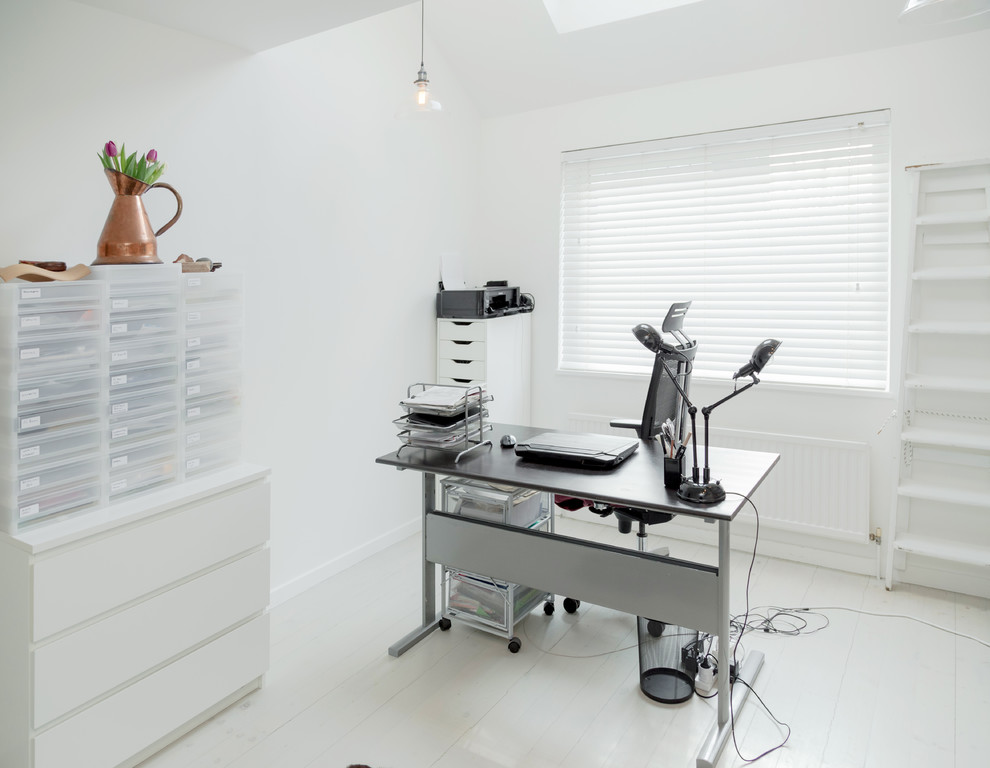 Ejemplo de despacho actual de tamaño medio con paredes blancas, suelo de madera pintada, escritorio independiente y suelo blanco