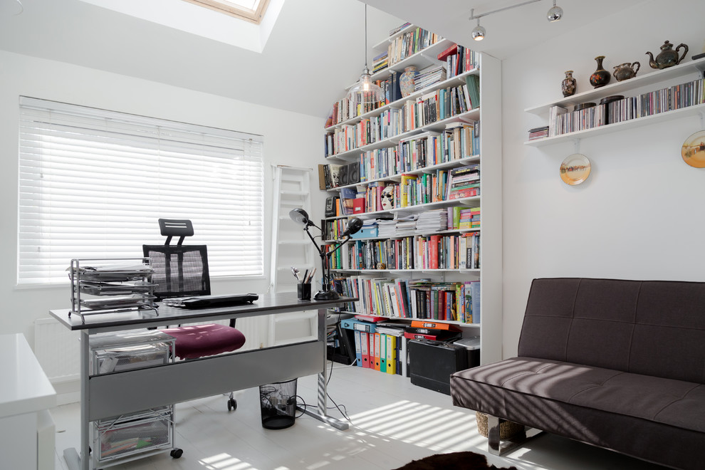 Imagen de despacho contemporáneo de tamaño medio con paredes blancas, suelo de madera pintada, escritorio independiente y suelo blanco