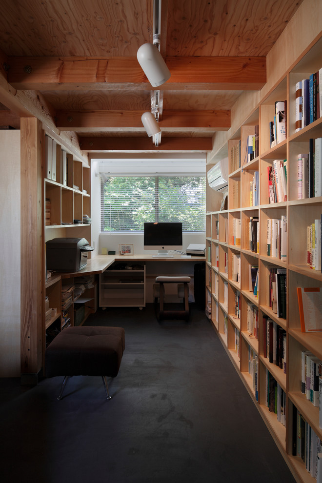 Idee per uno studio contemporaneo con pareti bianche, scrivania incassata e pavimento nero