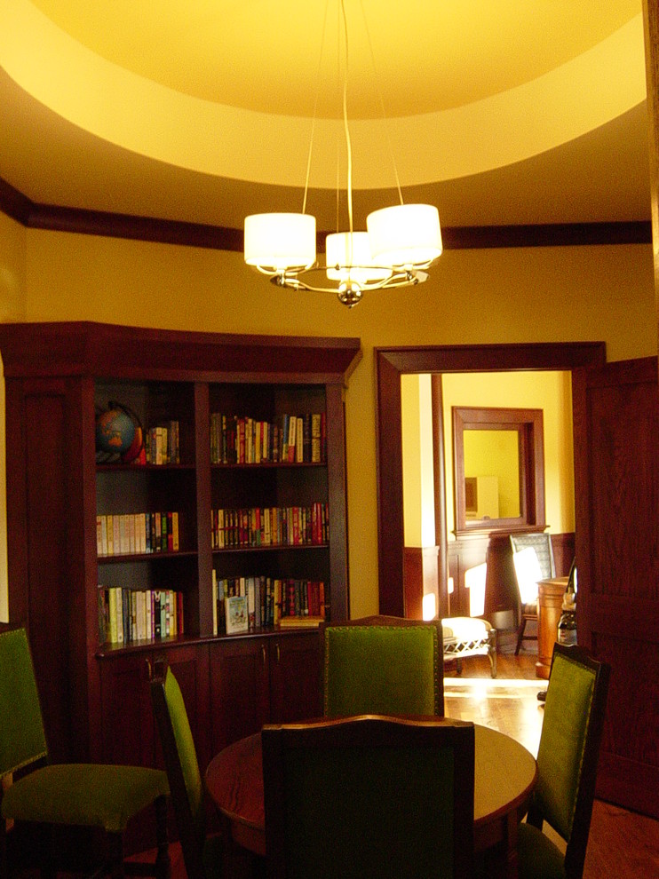 Пример оригинального дизайна: домашняя библиотека среднего размера в стиле кантри с паркетным полом среднего тона