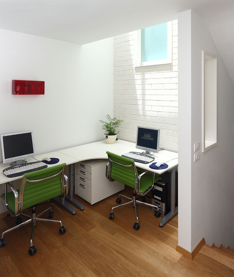 Inspiration pour un petit bureau minimaliste avec un mur blanc, un sol en bois brun, aucune cheminée et un bureau indépendant.