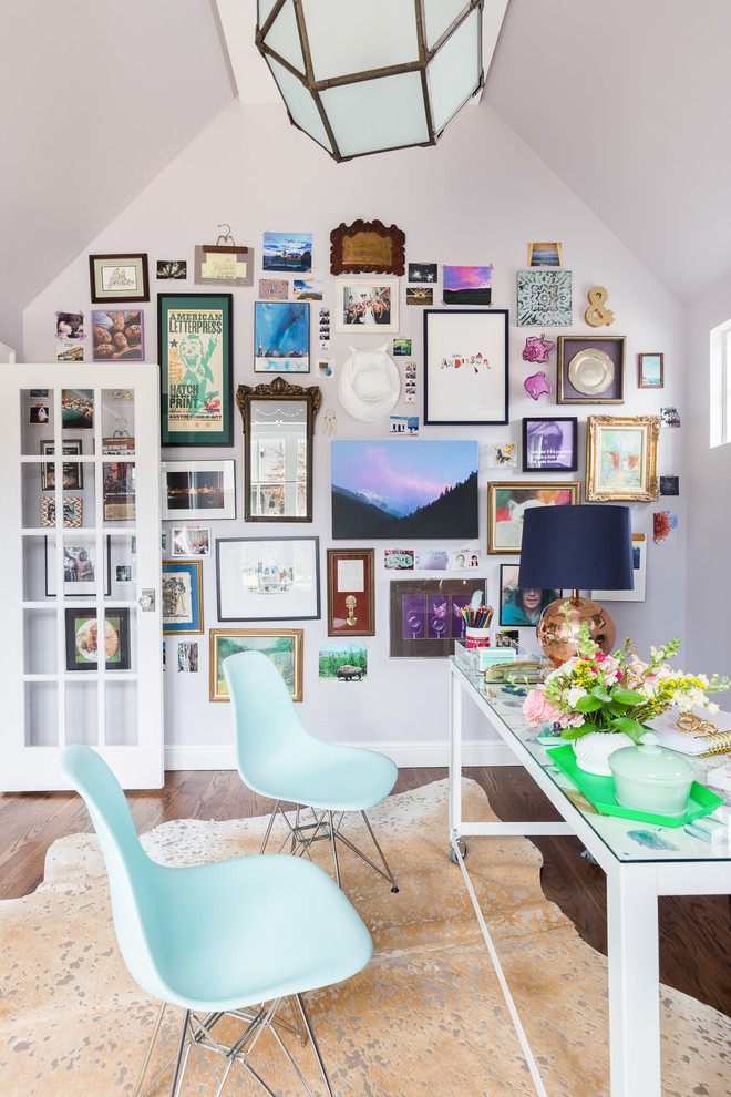 Foto di uno studio eclettico di medie dimensioni con pareti beige, pavimento in legno massello medio e scrivania autoportante