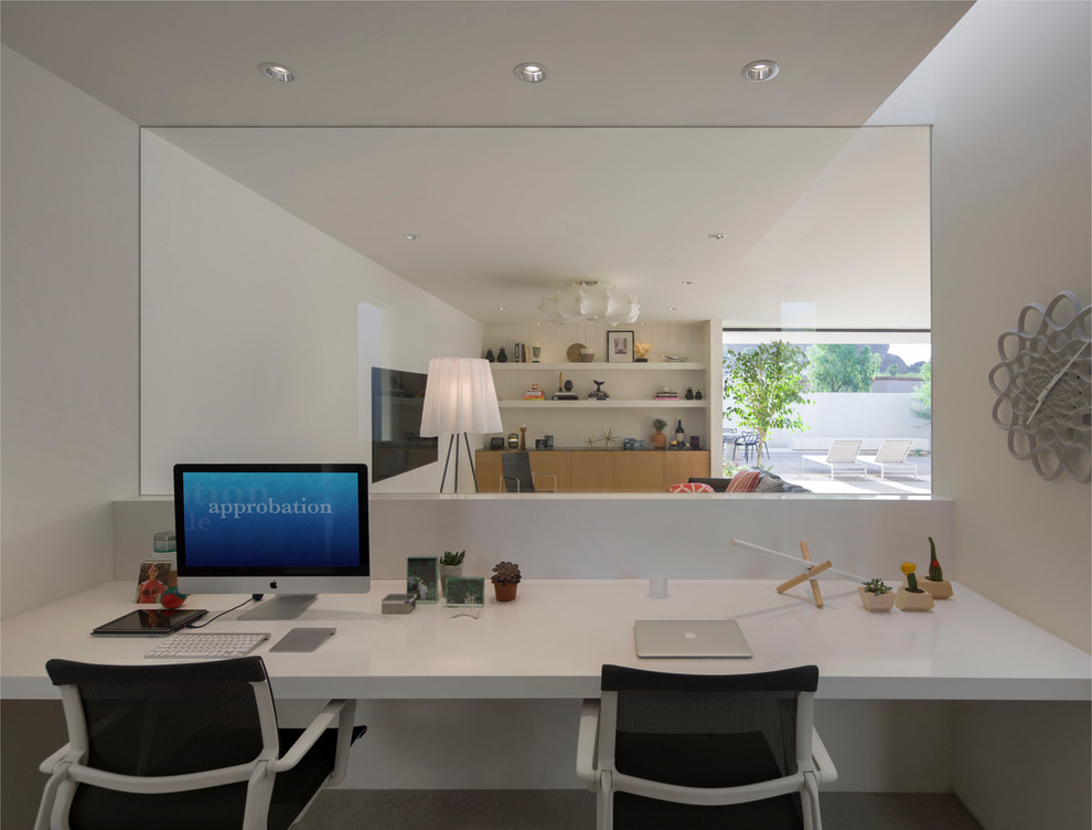 Идея дизайна: рабочее место среднего размера в стиле модернизм с белыми стенами и встроенным рабочим столом без камина