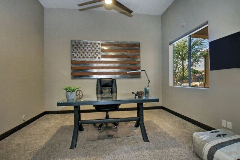 Immagine di un ufficio chic di medie dimensioni con pareti beige, moquette, nessun camino, scrivania autoportante e pavimento beige