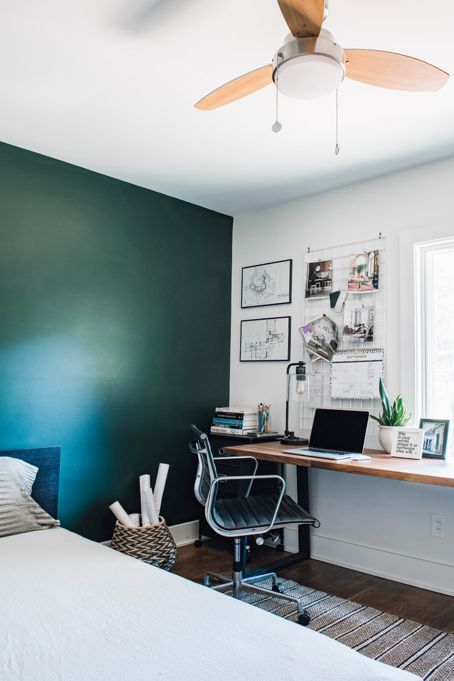 Foto de despacho contemporáneo de tamaño medio con paredes verdes, suelo de madera en tonos medios, escritorio independiente y suelo marrón