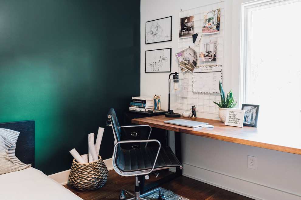 Idee per un ufficio contemporaneo di medie dimensioni con pareti verdi, pavimento in legno massello medio, scrivania autoportante e pavimento marrone