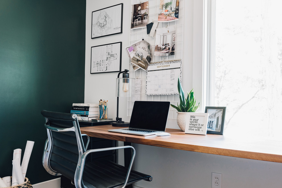 Ispirazione per un ufficio contemporaneo di medie dimensioni con pareti verdi, pavimento in legno massello medio, scrivania autoportante e pavimento marrone
