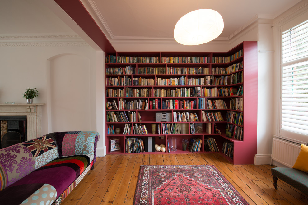 ロンドンにあるコンテンポラリースタイルのおしゃれなホームオフィス・書斎 (白い壁、無垢フローリング) の写真