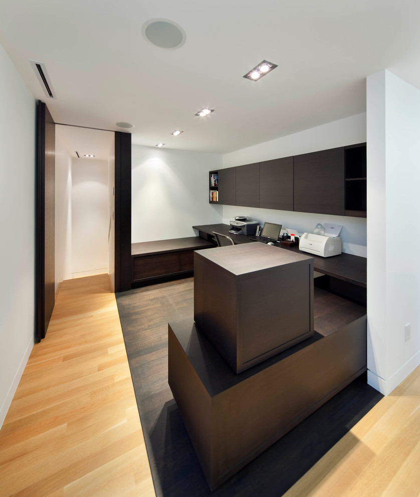 Idée de décoration pour un bureau minimaliste de taille moyenne avec un mur blanc, un bureau intégré, parquet clair, aucune cheminée et un sol beige.