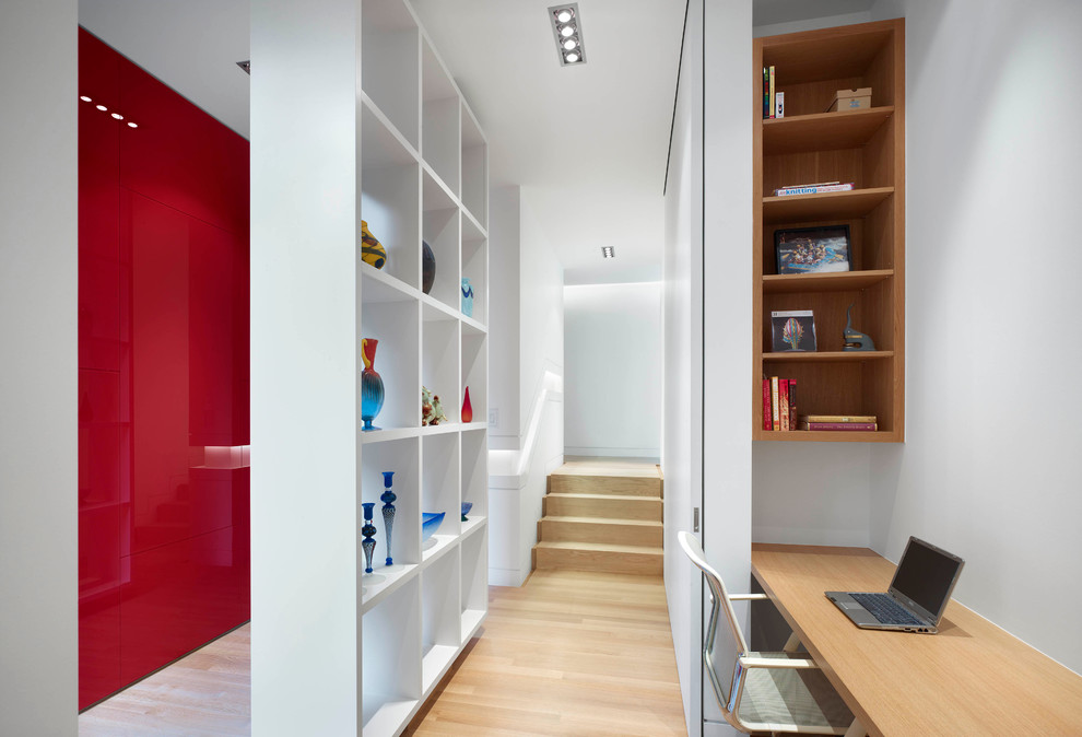 Idée de décoration pour un petit bureau minimaliste avec un mur blanc, parquet clair, un bureau intégré, aucune cheminée et un sol beige.