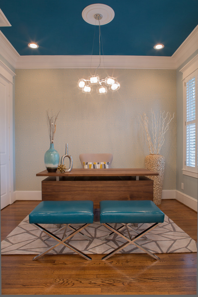 Klassisches Arbeitszimmer mit beiger Wandfarbe, braunem Holzboden und freistehendem Schreibtisch in Houston