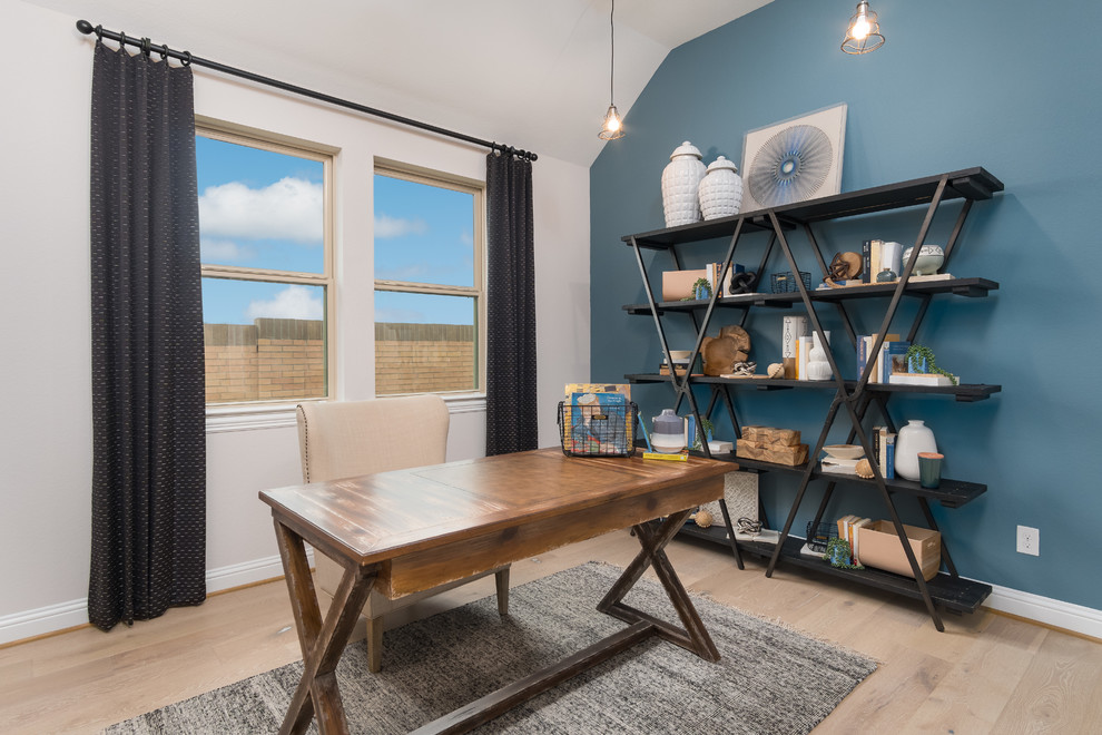 Foto de despacho tradicional de tamaño medio con paredes azules, suelo de madera clara, escritorio independiente y suelo beige