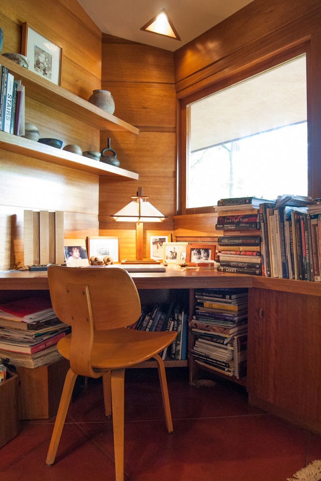 Imagen de despacho minimalista con escritorio empotrado
