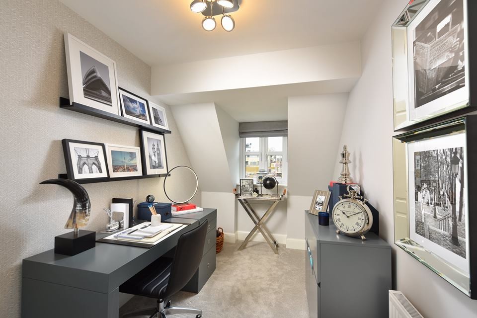 Esempio di un piccolo ufficio tradizionale con pareti beige, moquette, nessun camino, scrivania autoportante e pavimento grigio