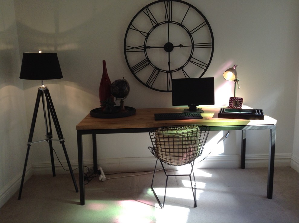 Immagine di un piccolo ufficio chic con pareti bianche, moquette, nessun camino e scrivania autoportante