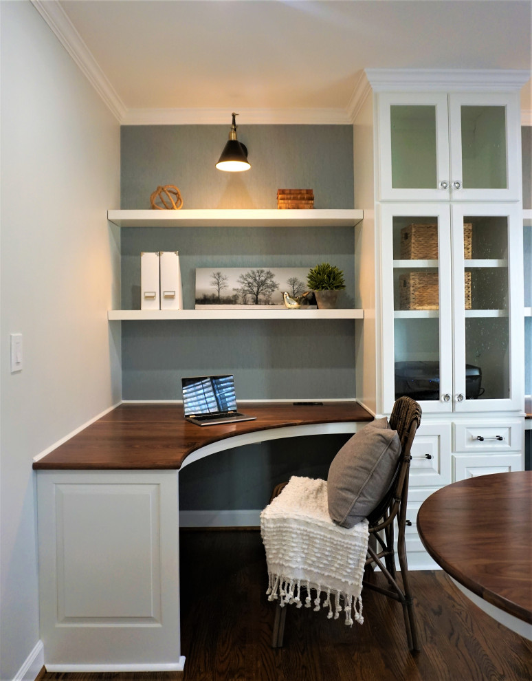 Idee per un ufficio tradizionale di medie dimensioni con pareti bianche, pavimento in legno massello medio, scrivania incassata e pavimento marrone