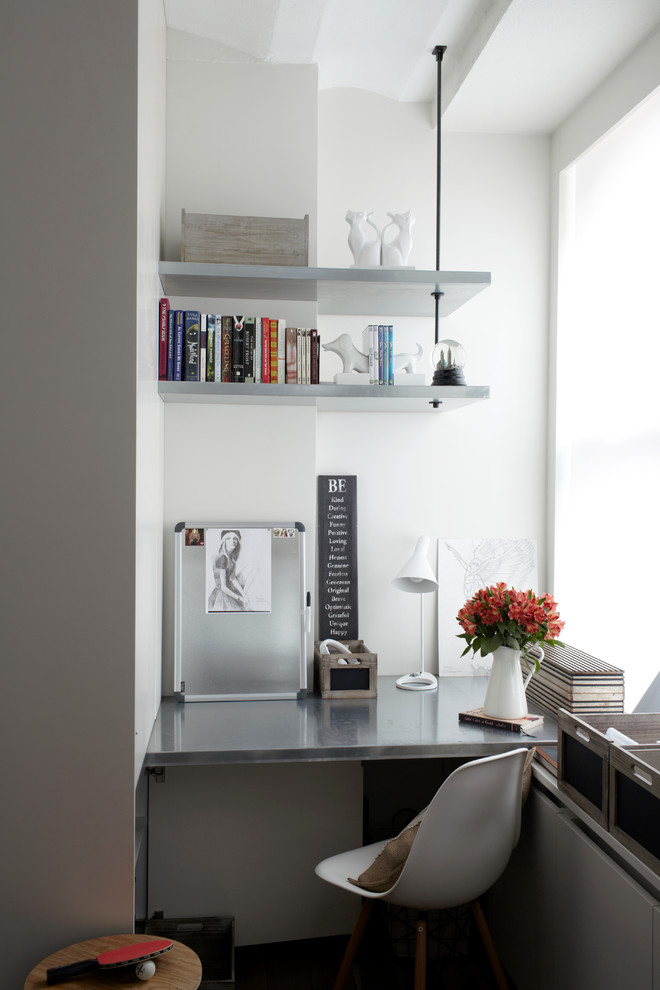 Idee per uno studio minimal con scrivania incassata e pareti bianche
