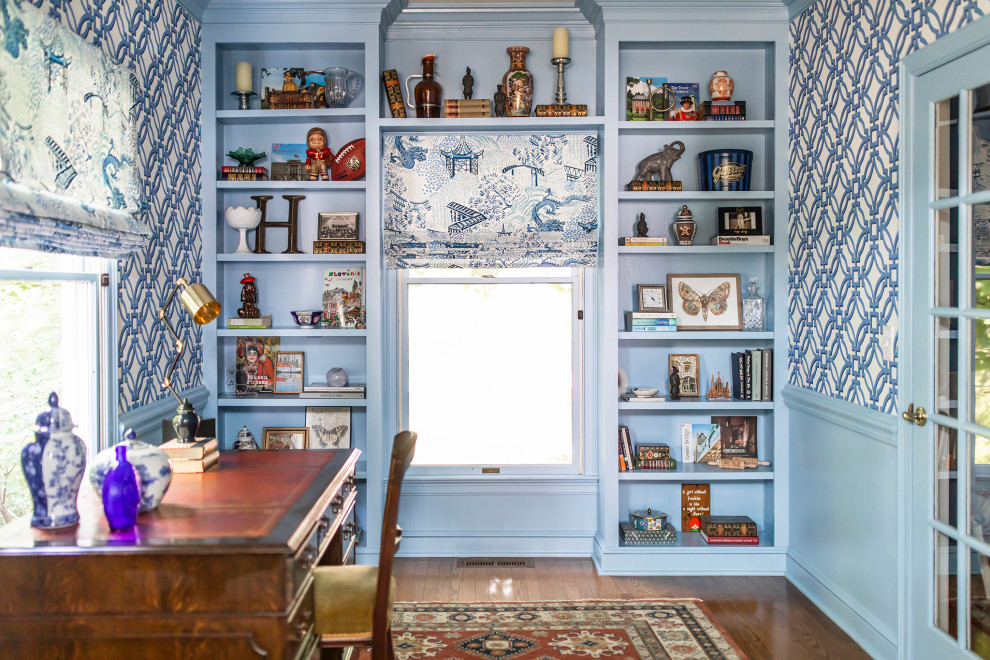 クリーブランドにある中くらいなトラディショナルスタイルのおしゃれなホームオフィス・書斎 (青い壁、無垢フローリング、自立型机、壁紙、羽目板の壁、茶色い床) の写真