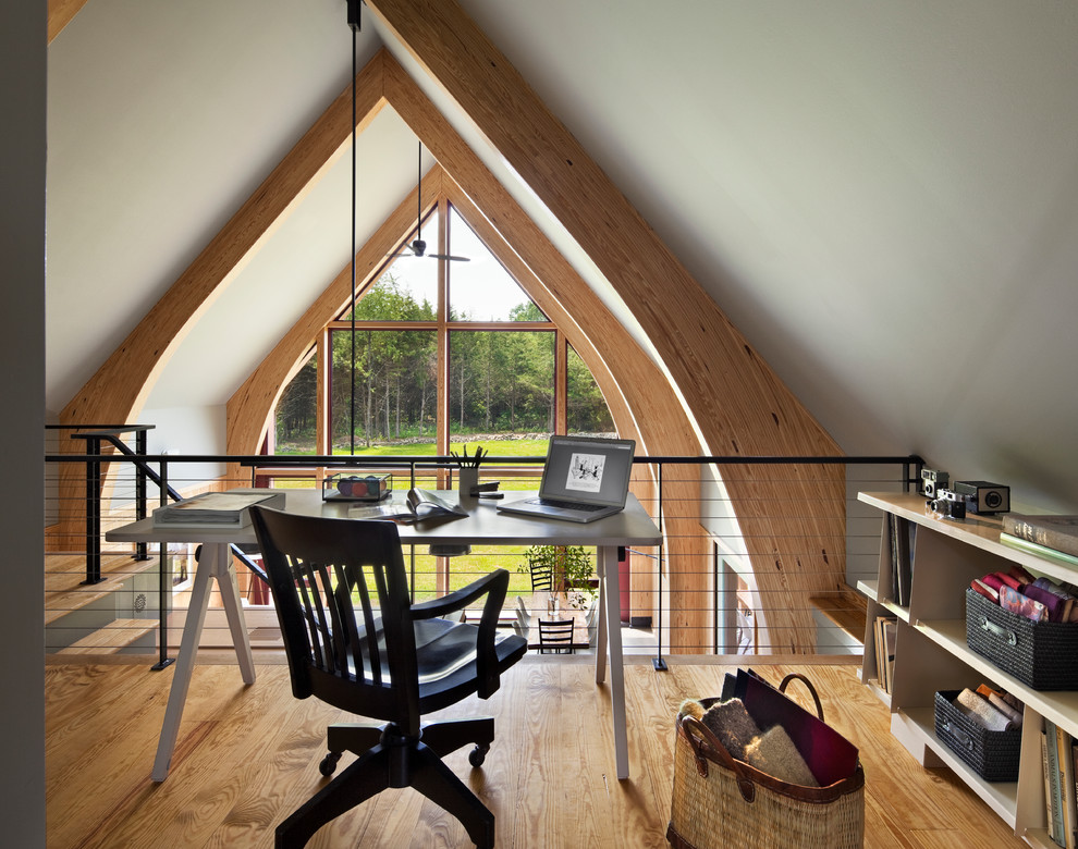 Источник вдохновения для домашнего уюта: кабинет в современном стиле с серыми стенами