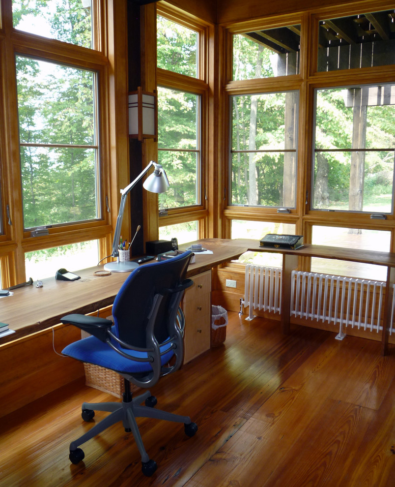 Imagen de despacho minimalista de tamaño medio con suelo de madera clara y escritorio empotrado