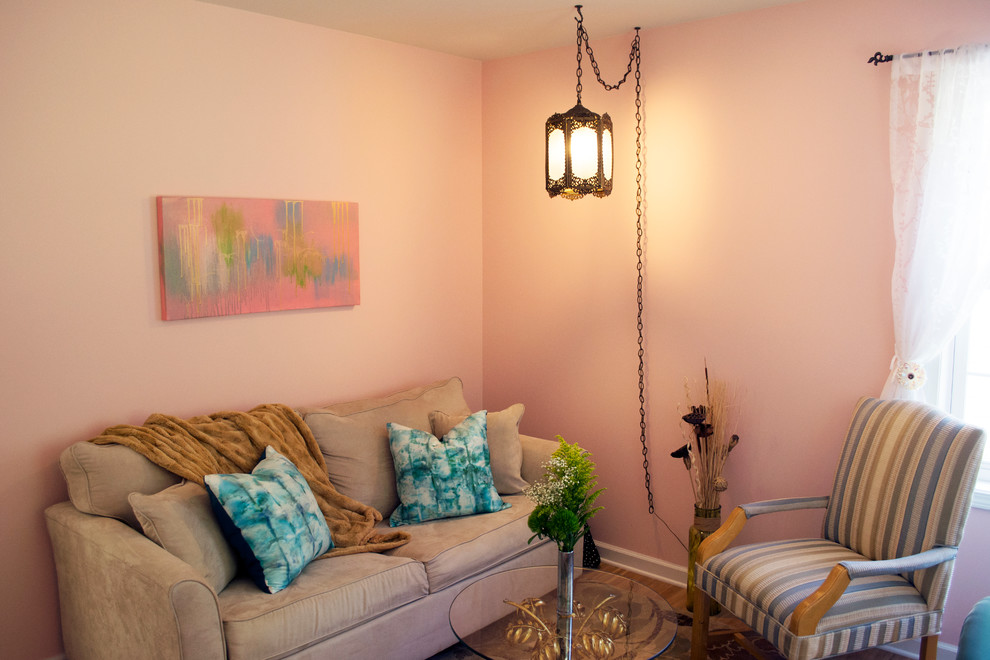 Свежая идея для дизайна: маленькое рабочее место в стиле шебби-шик с розовыми стенами, полом из винила и отдельно стоящим рабочим столом без камина для на участке и в саду - отличное фото интерьера