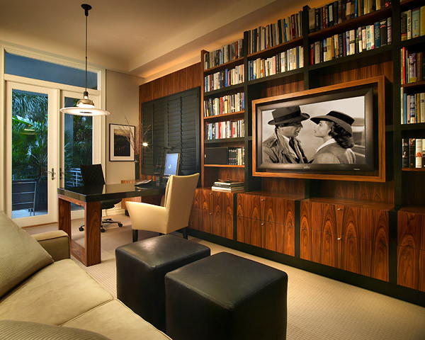 マイアミにあるラグジュアリーな小さなコンテンポラリースタイルのおしゃれな書斎 (ベージュの壁、カーペット敷き、造り付け机) の写真