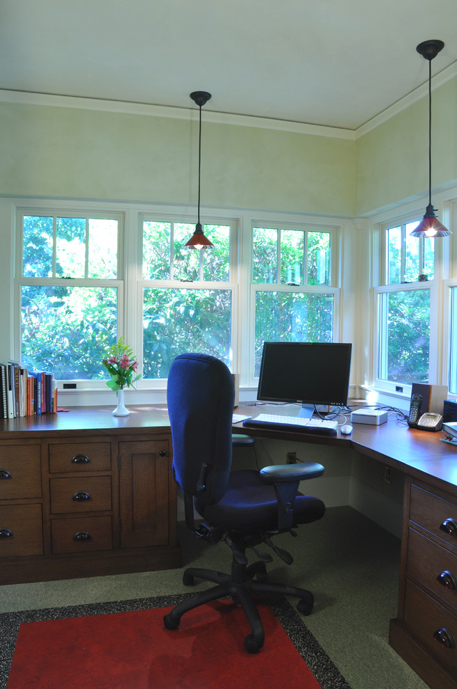 ポートランドにあるトラディショナルスタイルのおしゃれなホームオフィス・書斎の写真