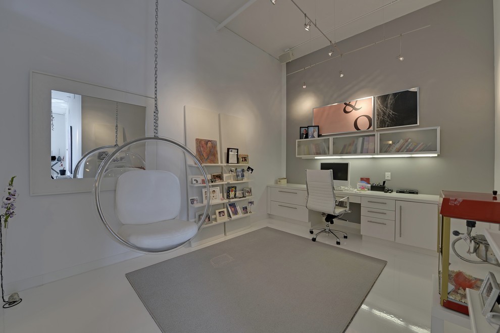 Стильный дизайн: кабинет в современном стиле с серыми стенами и встроенным рабочим столом - последний тренд