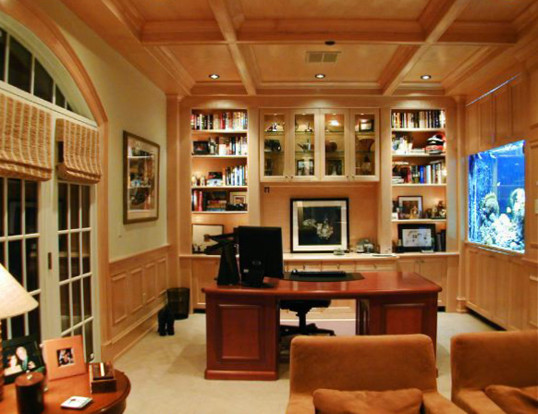 Foto di un ufficio chic di medie dimensioni con pareti beige, moquette e scrivania autoportante