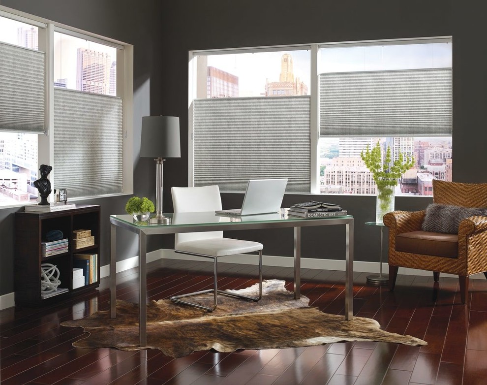 Imagen de despacho contemporáneo de tamaño medio sin chimenea con suelo de madera oscura, escritorio independiente, suelo marrón y paredes grises