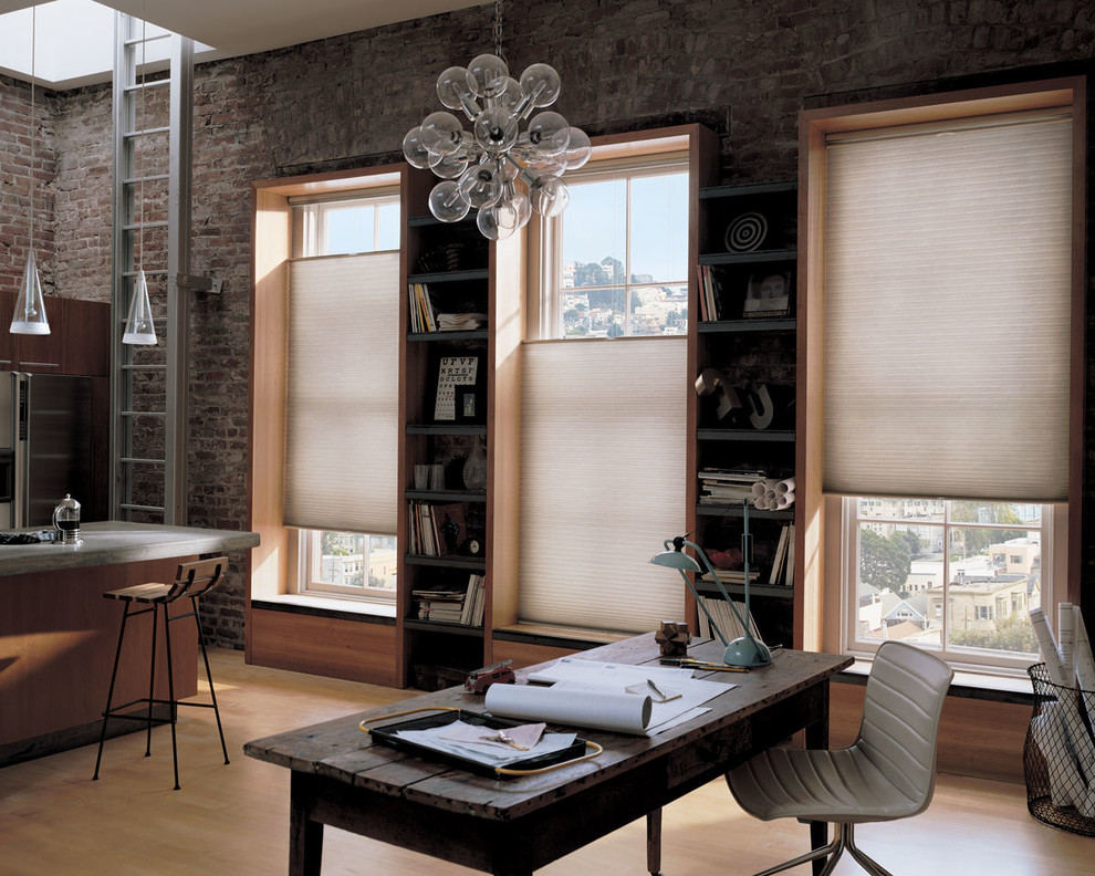 Mittelgroßes Retro Lesezimmer ohne Kamin mit brauner Wandfarbe, Bambusparkett und freistehendem Schreibtisch in Sonstige