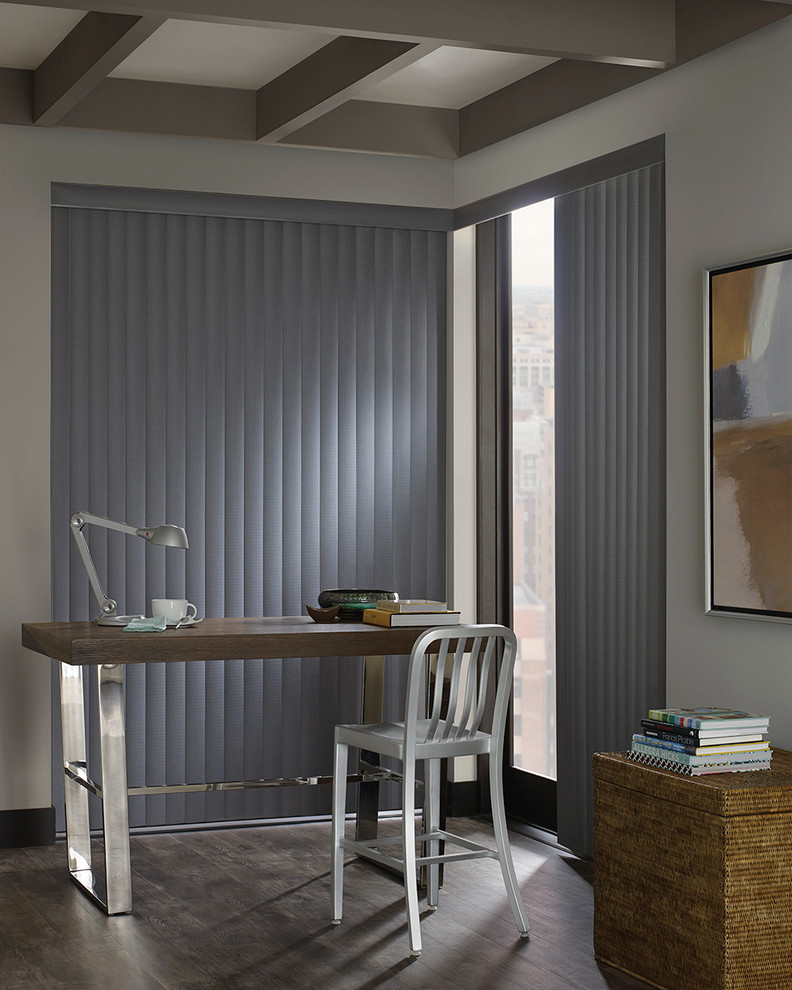 Imagen de despacho contemporáneo de tamaño medio sin chimenea con paredes blancas, suelo de madera en tonos medios, escritorio independiente y suelo marrón