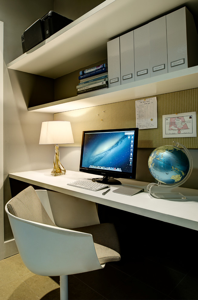 Diseño de despacho contemporáneo con paredes grises y suelo de baldosas de porcelana
