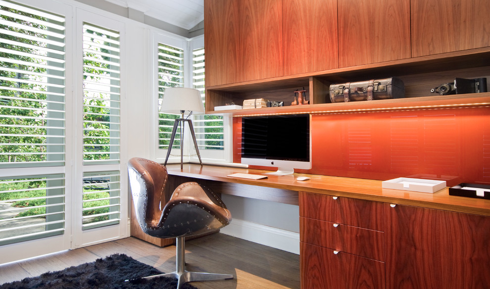 Mittelgroßes Modernes Arbeitszimmer ohne Kamin mit dunklem Holzboden, Einbau-Schreibtisch und Arbeitsplatz in Sydney