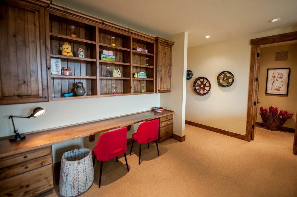 Foto di un grande ufficio chic con pareti beige, moquette, scrivania incassata e pavimento beige
